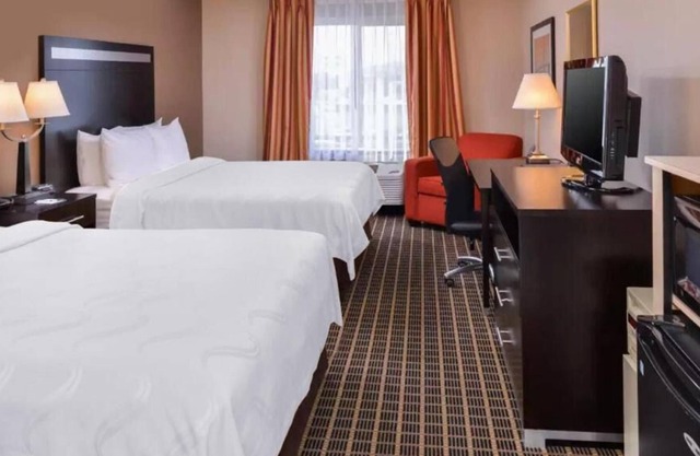 Fun for the Whole Family! 3 Comfortable Units, Free Parking, Free Breakfast