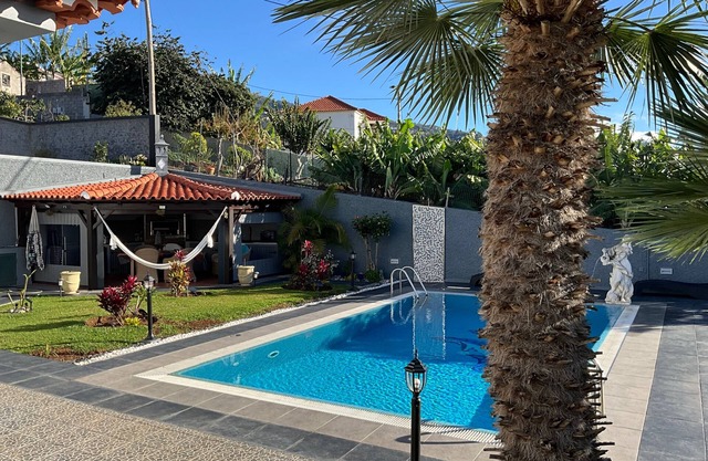Funchal Apt- Sleeps 2 - Pool & Parking - Madeira