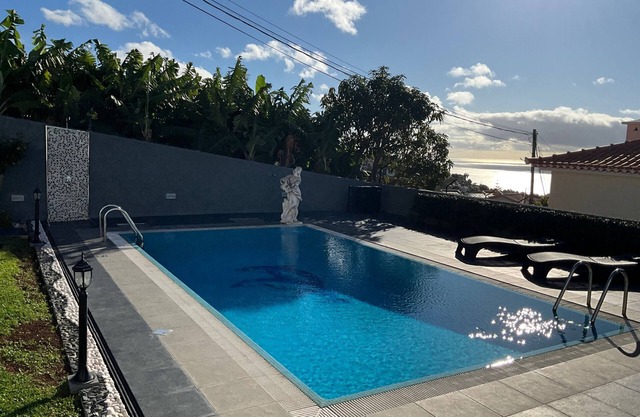 Funchal Apt- Sleeps 2 - Pool & Parking - Madeira