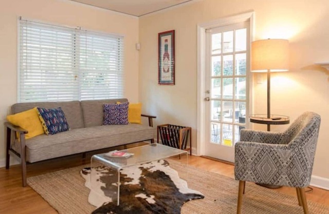 Funky Flat on The Hill - Pet Friendly!