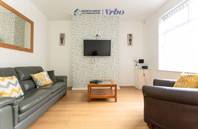 Furnished 2BR House in Leigh | Free Parking & Fast WiFi | Long Stays Welcome