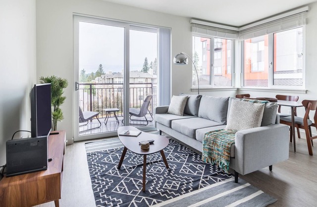 Furnished 2BR in Redmond, Parking + Pet-Friendly