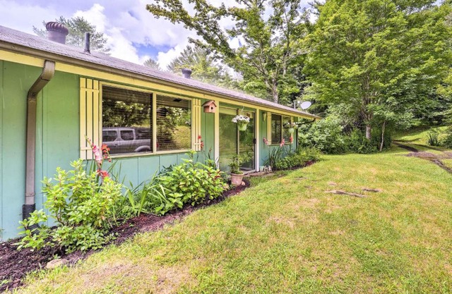 Furnished Deck and Home Gym Bakersville Retreat!