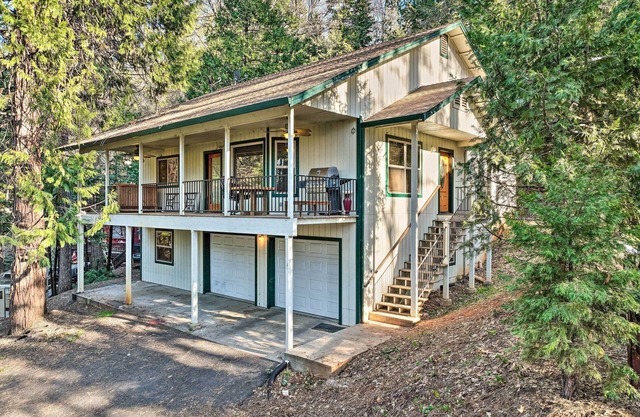 Furnished Deck: Family-Friendly Twain Harte Home
