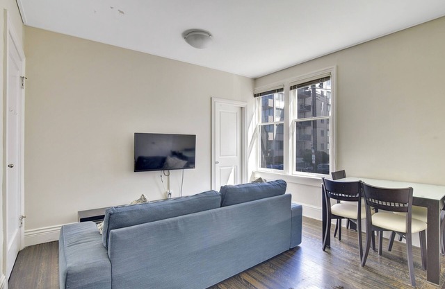 Furnished Pet Friendly 3 Bedroom @ West End 935 Jervis