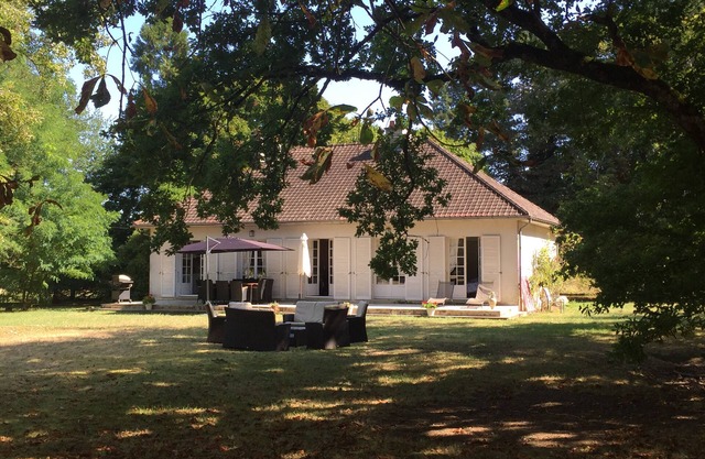 Furnished tourist accommodation classified 4 stars on 2 hectares planted with trees not overlooked.