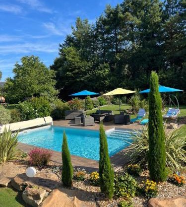 Gîte Ecrin de Verdure Jacuzzi et piscine
