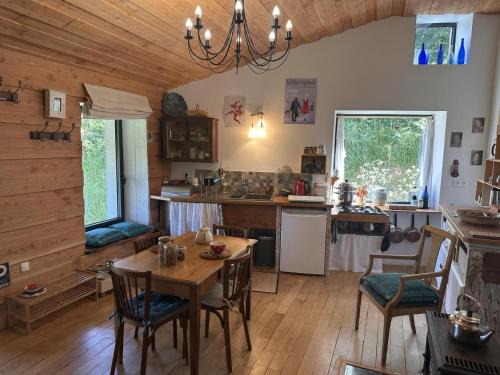 Gîte L'Échappée Belle - Havre de paix dans la Montagne Bourbonnaise - FR-1-489-591