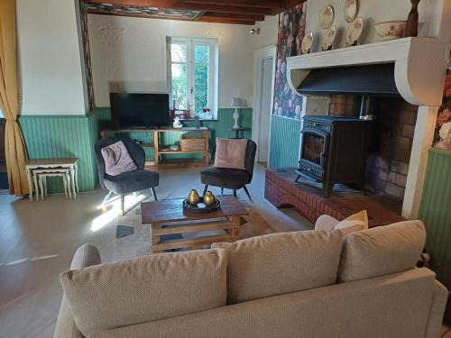 Gîte La Ferme avec 3 chambres, animaux acceptés, près de Vichy - FR-1-489-565