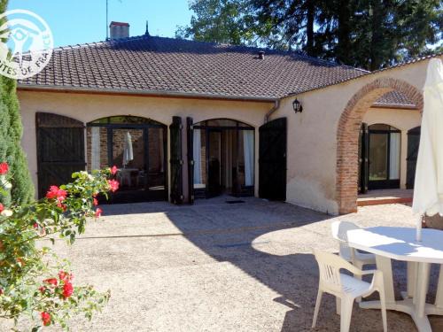 Gîte paisible avec cheminée et wifi à Saint-Haon-le-Vieux - FR-1-496-31