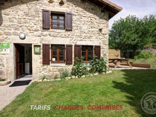 Gîte rénové en pierres au cœur du Haut Forez avec terrasse et randonnées à proximité - FR-1-496-59