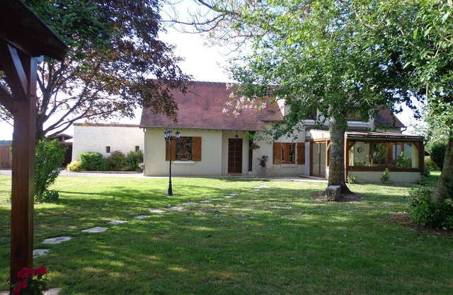 Gîte rural "Le Noyer Rondin" in Cheverny (sleeps 12), ideal for families.