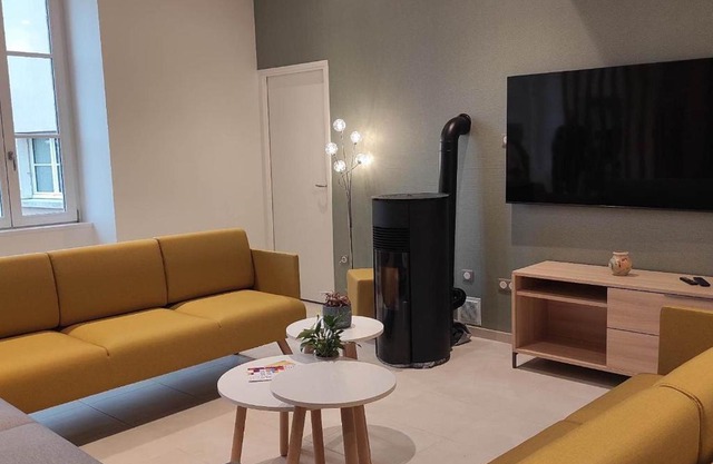 Gîte Spacieux avec Cour, Terrasse et Salle de Jeux - Centre Bourg, Accessible PMR - FR-1-586-36
