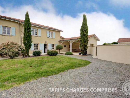 Gîtes de charme avec piscine privative et jacuzzi à Chalain-le-Comtal - FR-1-496-374