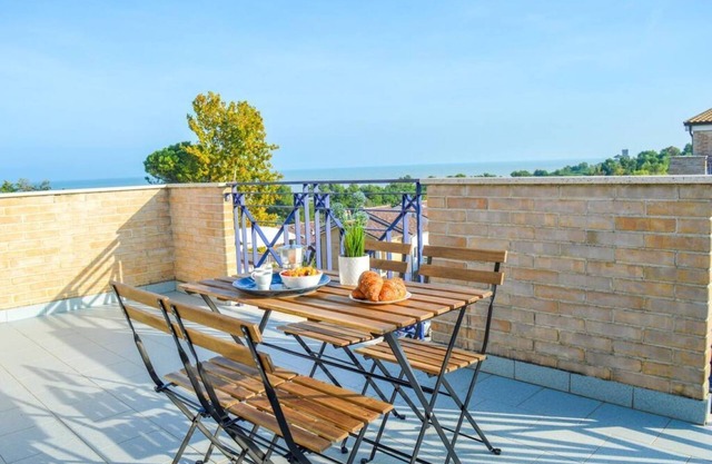 G.Bay C23 - Second floor apartment with balcony overlooking the sea and the pool