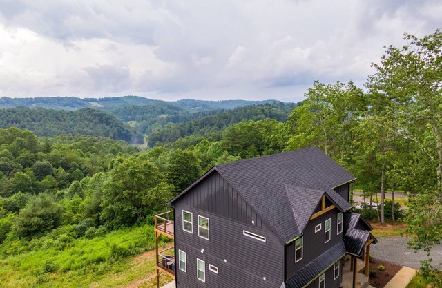 Gabby's Getaway! Hot tub, mtn views, nearby river, and game tables