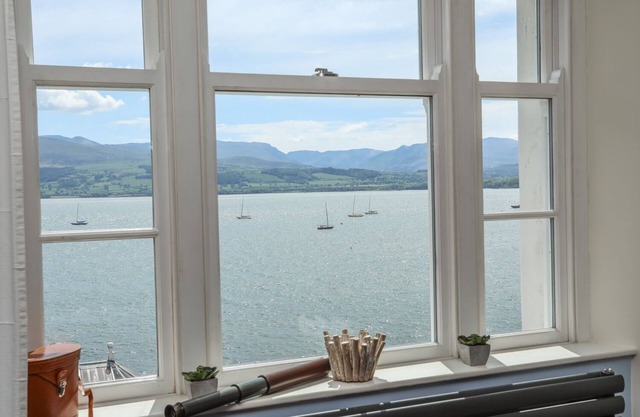 GADLYS HOUSE - BEAU VIEW, family friendly in Beaumaris