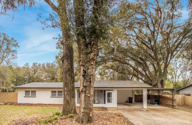 Gainesville Getaway - Spacious, Fire Pit & Yard!