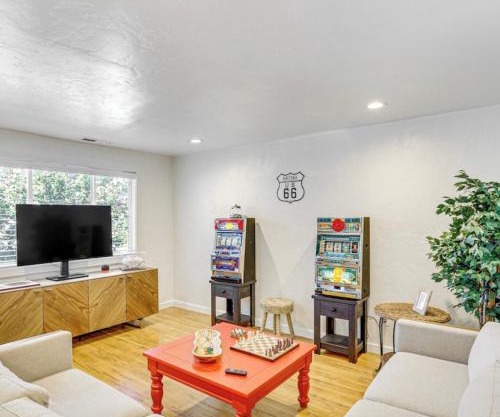 Game Night Condo, Downtown - Bsu - Darts & More!