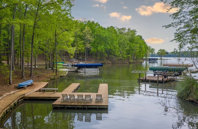 GAME ROOM, QUIET COVE & DOCK! LAKEFRONT! SLEEPS 16