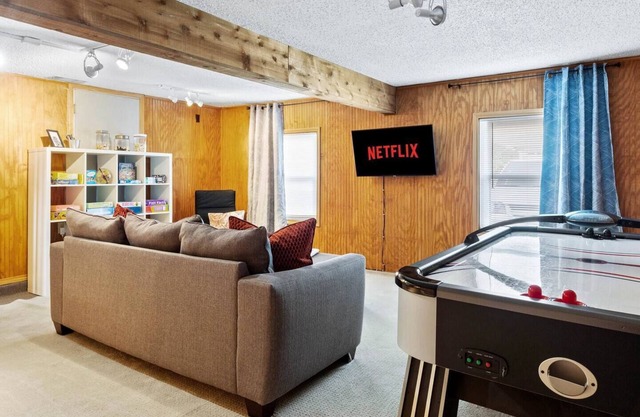 Gameroom! Air Hockey Arcade NFLX WIFI Boardgames