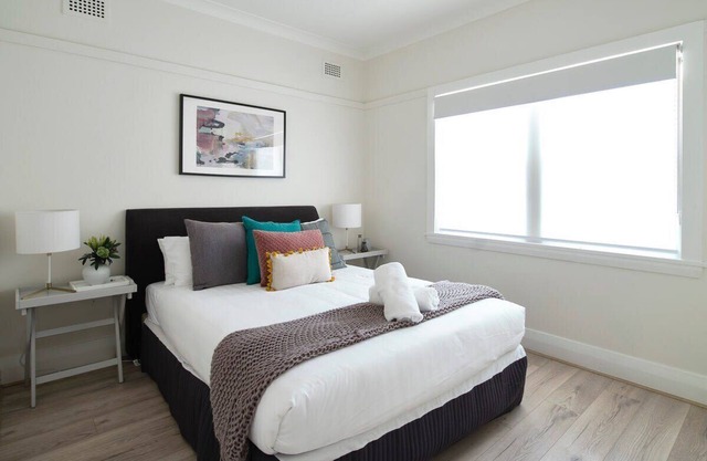Garden 2 Bed Apt and Walk to Harbour | Parking