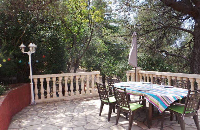 Garden apartment in the countryside with swimming pool