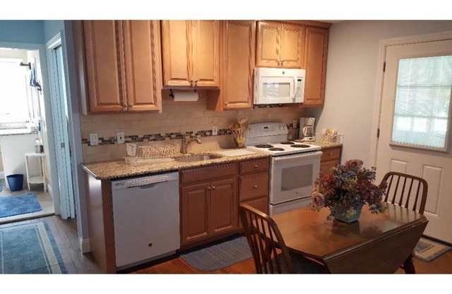 Garden Apartment - Less than 5 miles to Beaches