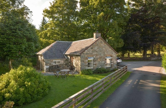 Garden Cottage - a detached cottage that sleeps up to 6 guests