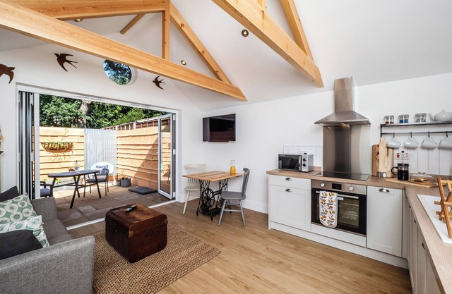 Garden Cottage,Cosy,Clean,Private,10 Mins To Beach By Car,Close to Train Station