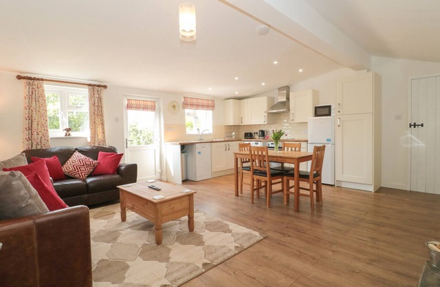 GARDEN COTTAGE, RODE FARM, character holiday cottage in Rode