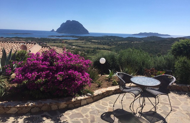 Garden level with large outdoor areas/fantastic 180-degree sea view