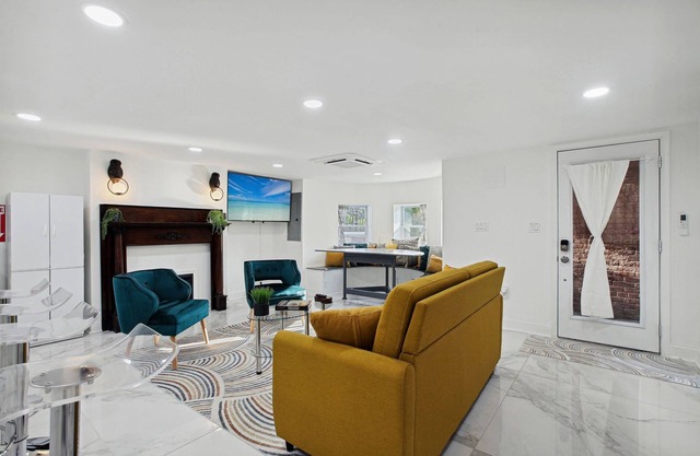 GardenLevel 4BR/2.5BA-Parking+By Convention Center