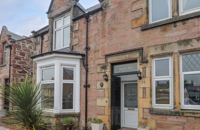 GARRY ISLE, family friendly, country holiday cottage in Inverness