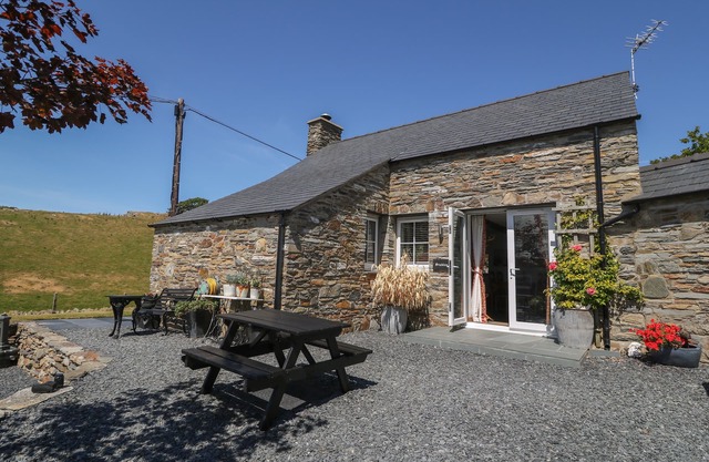 GARTH MORTHIN THE STABLES, pet friendly, with open fire in Porthmadog