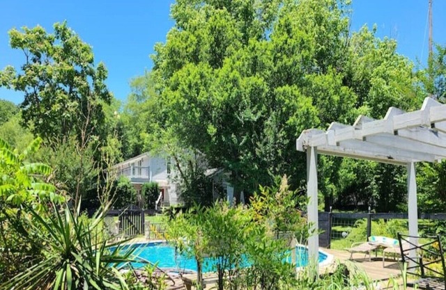 Gated retreat w/pool, 20 minutes to Nashville
