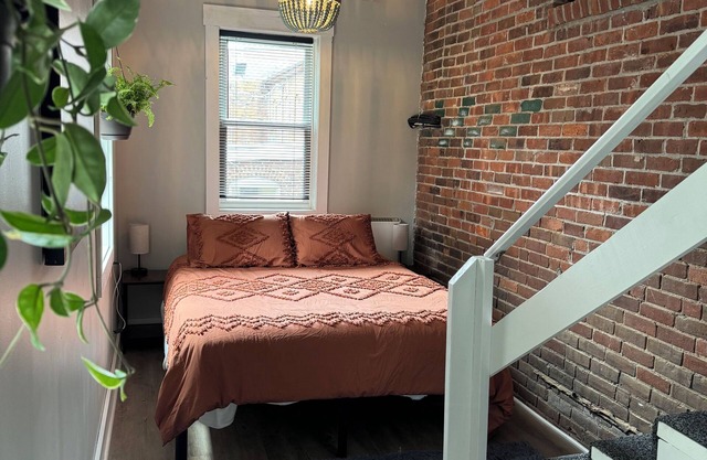 Gateway to the Berkshires - Renovated downtown apartment