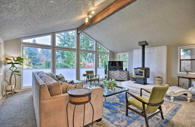 Gather & Relax Here! Luxurious Oasis Near PDX w/Large Fenced Yard-Pet Friendly!