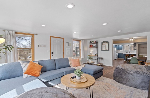 Gather the Fam! Close to everything, Home Theater, 2 Kitchens, 2 Living Rooms!