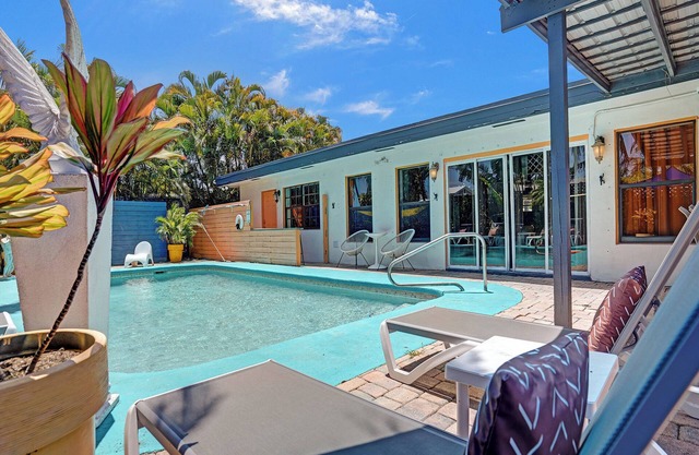 GAY MENs clothing optional Lrg 1br-deep discounts for long stays-8min to Wilton