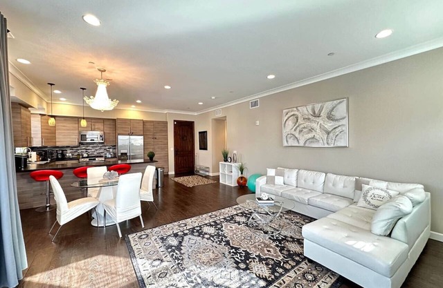 GD1-Downtown Glendale Apartment