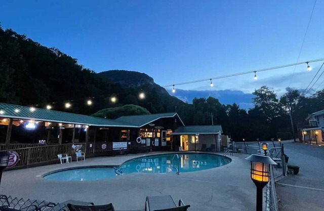 Geneva Hotel & Tiki Bar