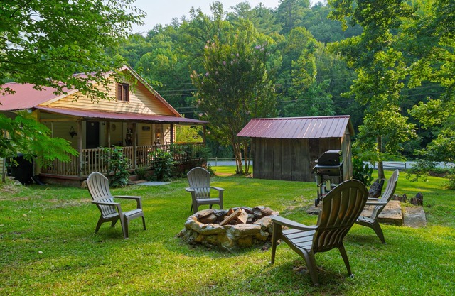 Georgia Bell`s - Vintage Ranch Farmhouse by Chattahoochee River & Near Downtown