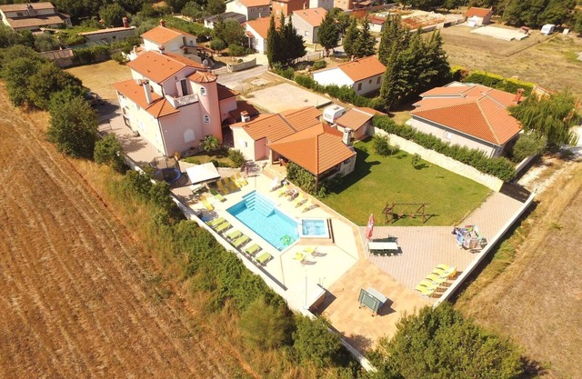 Geräumiges Ferienhaus mit Großer Überdachter Terrasse. Ideal für Große Familien