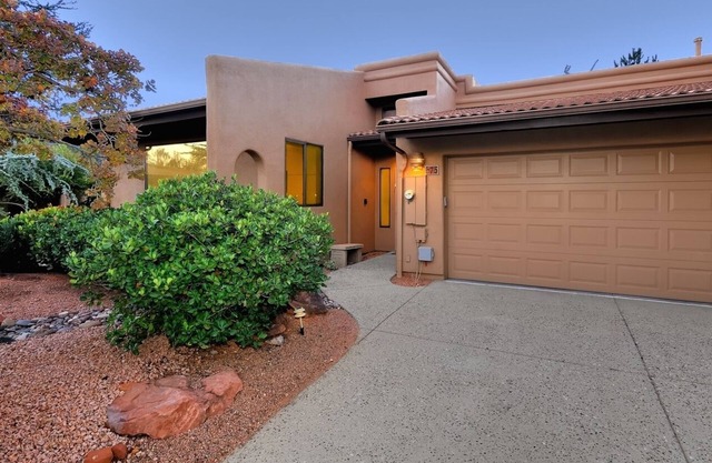 Geronimo Lookout ~ 2 Bedroom With Community Pool ~ Best Location