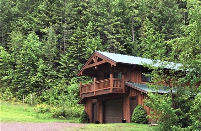 Get away from the stress and strain of life at this romantic mountain cabin.