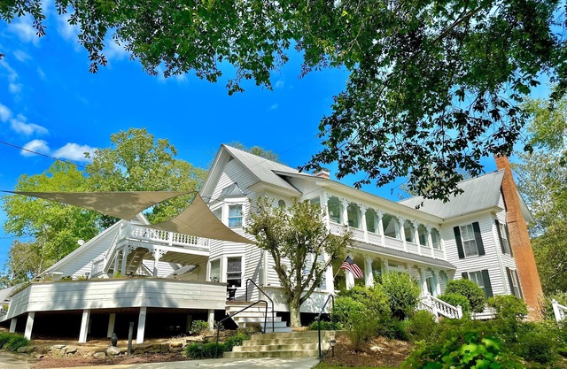 Getaway at the "Gardenia" Suite -Pool, Hottub, kayaks, fire pit, & lake access!