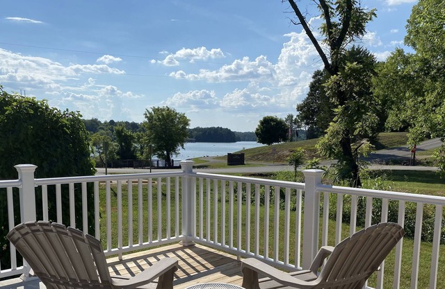 Getaway for 2! Lake access across the street, Come enjoy the Simple Lake Life.