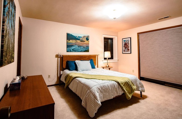 Getaway Retreat- Beautiful Studio near Hiking Trails