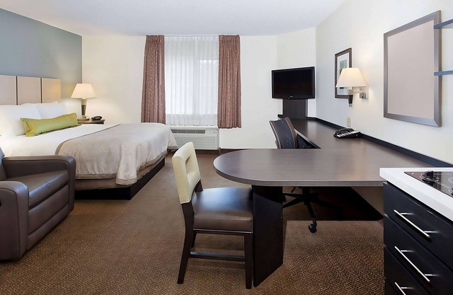 Getaway Weekend Trip! Relax w/Spacious Suite w/Living Room, FREE Parking